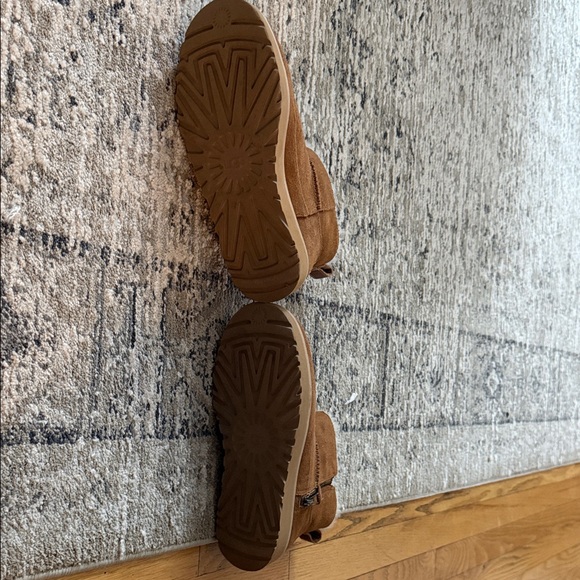 NWT Ugg Classic Mini Zip Boots in Chestnut - Picture 5 of 6